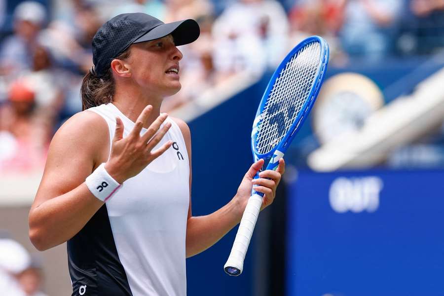 Swiatek se deja un set en su camino a la tercera ronda del US Open