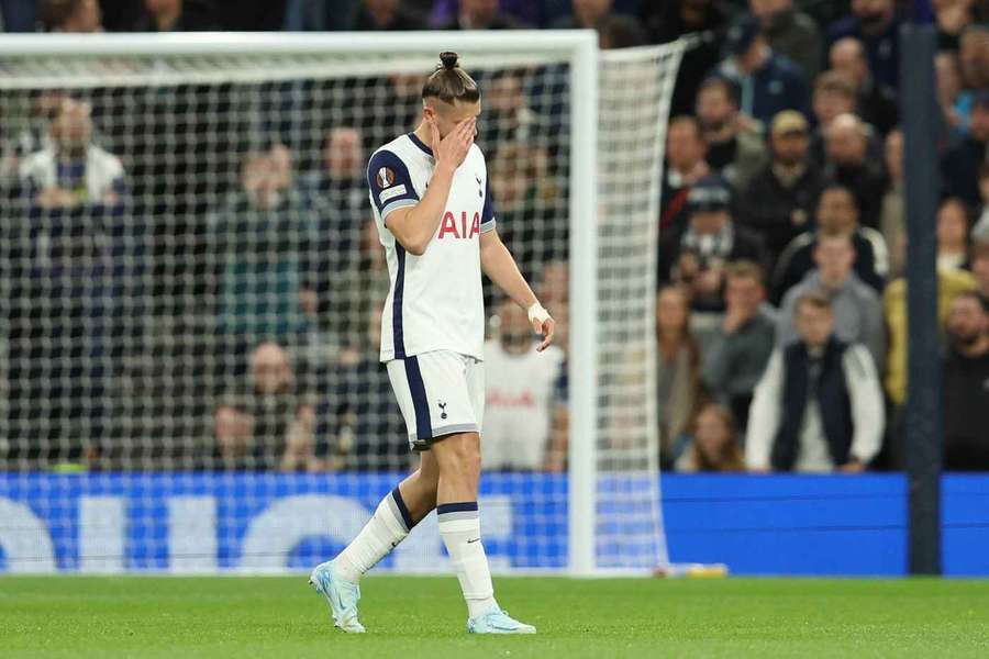 Radu Drăgușin, eliminat în minutul 8 al partidei dintre Tottenham și Qarabag din prima etapă din Europa League