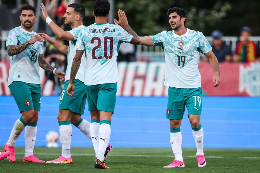 Los jugadores de Portugal celebran el gol de Guedes Los jugadores de Portugal celebran el gol de Guedes