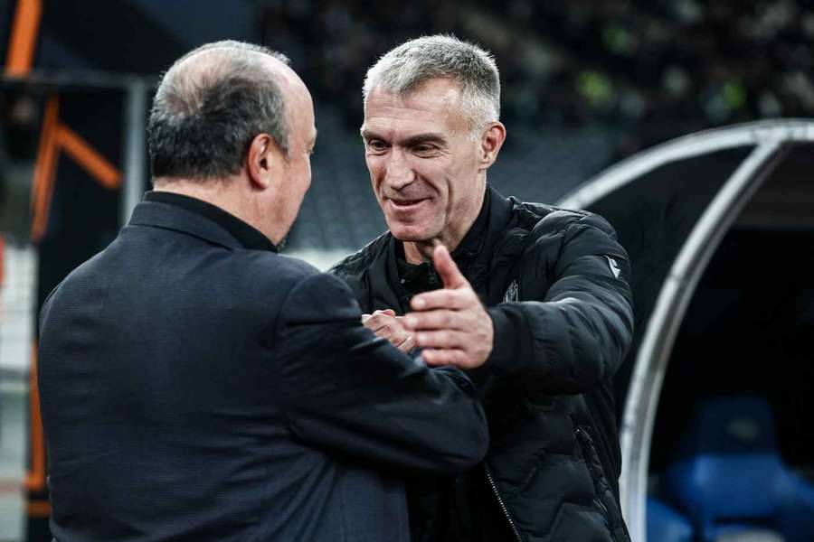 Trenér Plzně Martin Hyský se zdraví s koučem Panathinaikosu. Trenér Plzně Martin Hyský se zdraví s koučem Panathinaikosu.