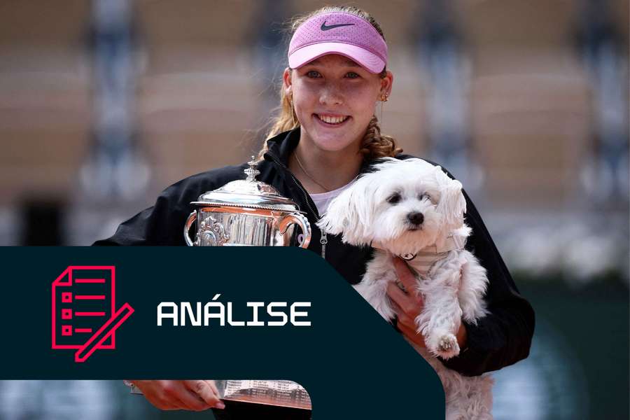 Mirra Andreeva celebra com o troféu e o seu cão após vencer a final frente a Maja Chwalinska Mirra Andreeva celebra com o troféu e o seu cão após vencer a final frente a Maja Chwalinska