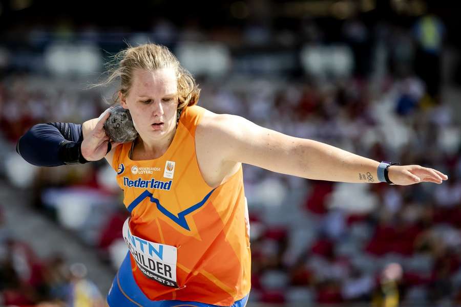 Jessica Schilder in actie tijdens het kogelstoten op het WK