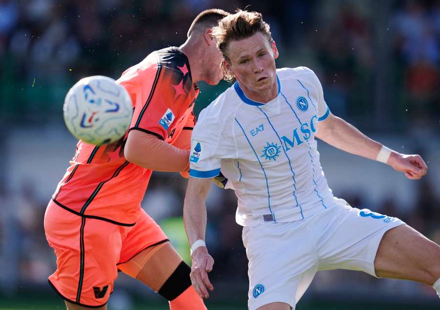 Stankovic anticipa McTominay con i pugni Stankovic anticipa McTominay con i pugni