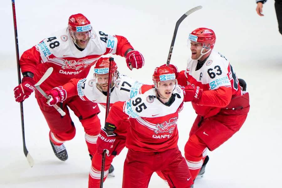 Nick Olesen (č. 95) v popředí dánských oslav.