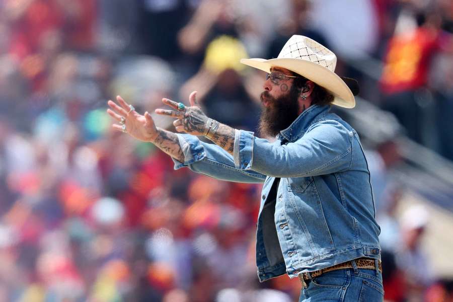 Post Malone incendiou o gramado do MetLife Stadium Post Malone incendiou o gramado do MetLife Stadium