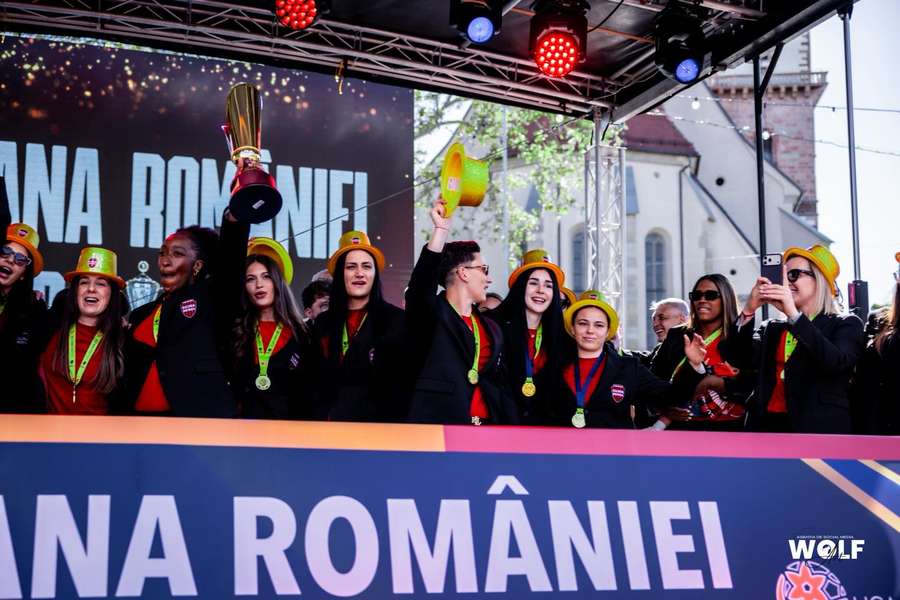 Jucătoarele de la Gloria Bistrița sărbătoresc