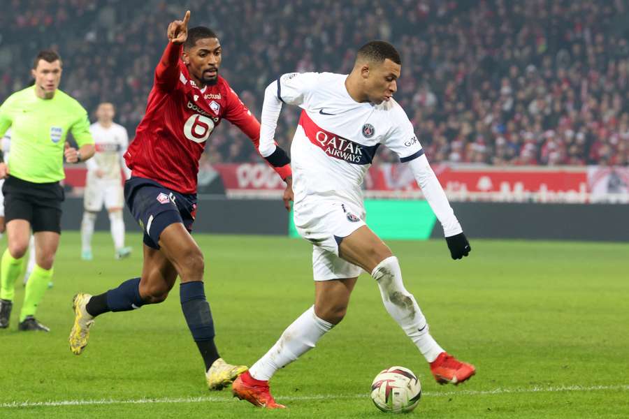 Paris Saint-Germain's French forward #07 Kylian Mbappe and Lille's Brazilian defender #04 Alexsandro (L) fight for the ball 