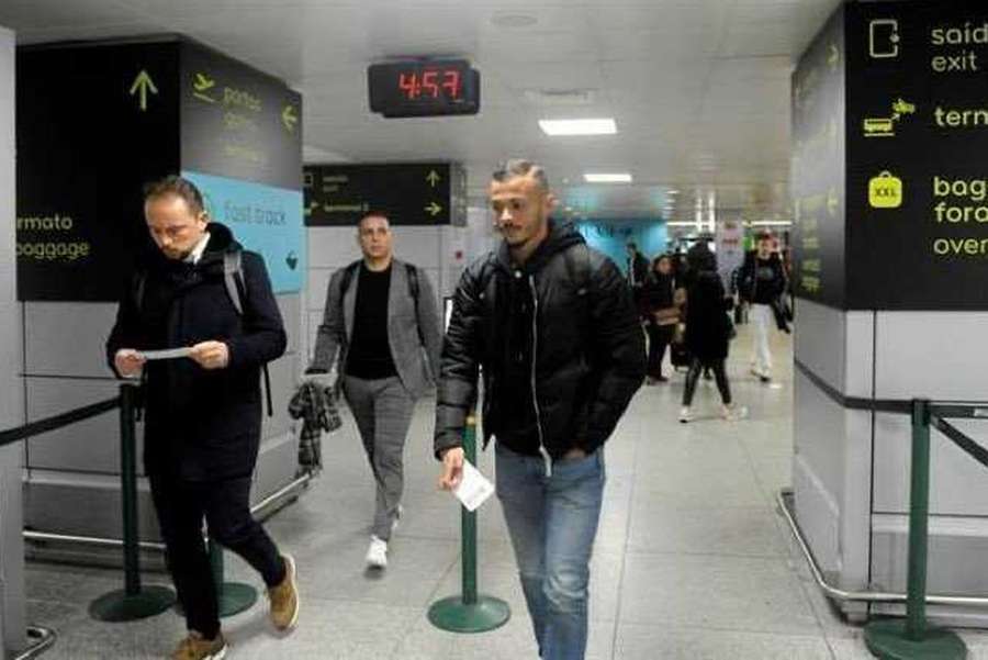 Diogo Gonçalves no aeroporto antes da partida para a Dinamarca