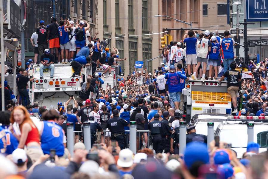 Paradă istorică la New York, în onoarea noii campioane a NBA
