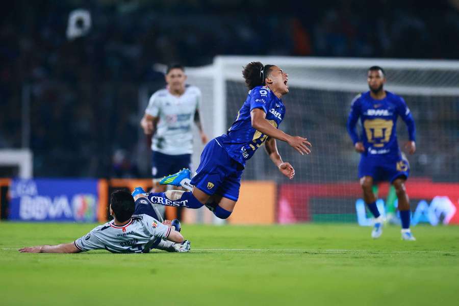 Carrasquilla  recibe una dura entrada
