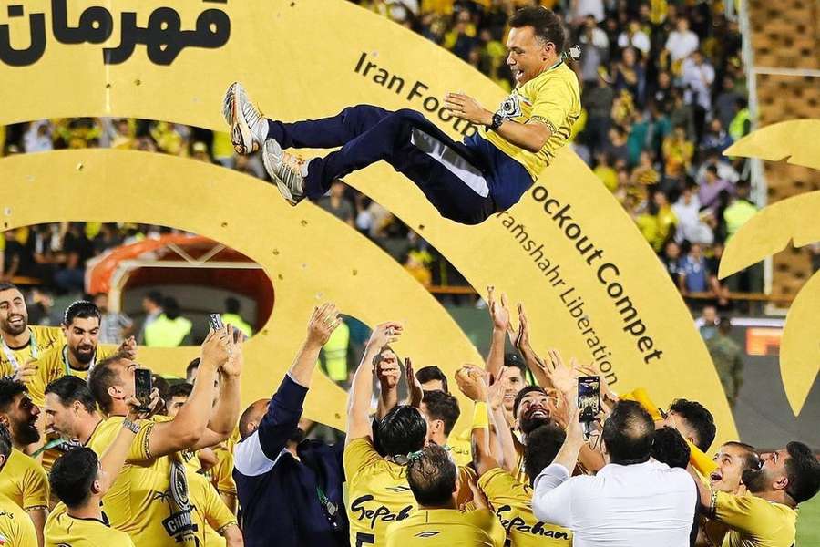 José Morais erguido aos céus pelos jogadores do Sepahan