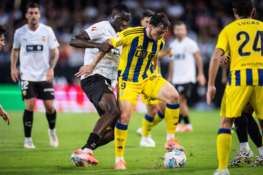 Mouctar Diakhaby and Federico Vinas battle for the ball