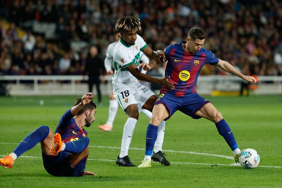 Powrót Roberta Lewandowskiego, wygrana Barcelony z beniaminkiem. Błysk Rashforda