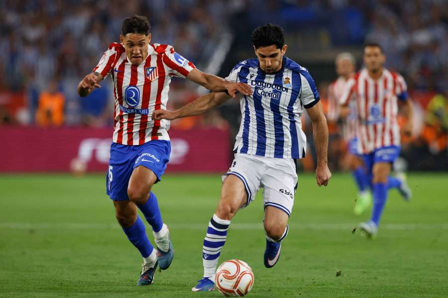 Guedes conduce el balón