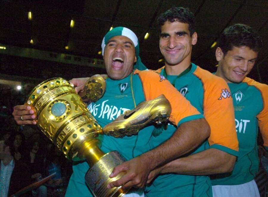 Además de la Copa y la Bundesliga, en 2004 fue Bota de Oro por ser el máximo goleador del torneo con 28 anotaciones.