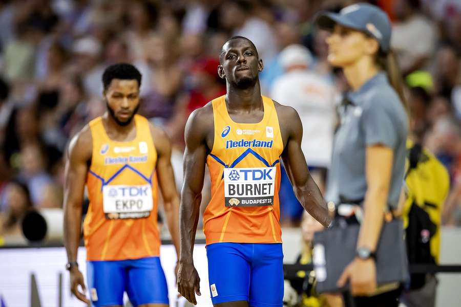 Nsikak Ekpo en Taymir Burnet na de mislukte wissel op de 4x100 meter estafette