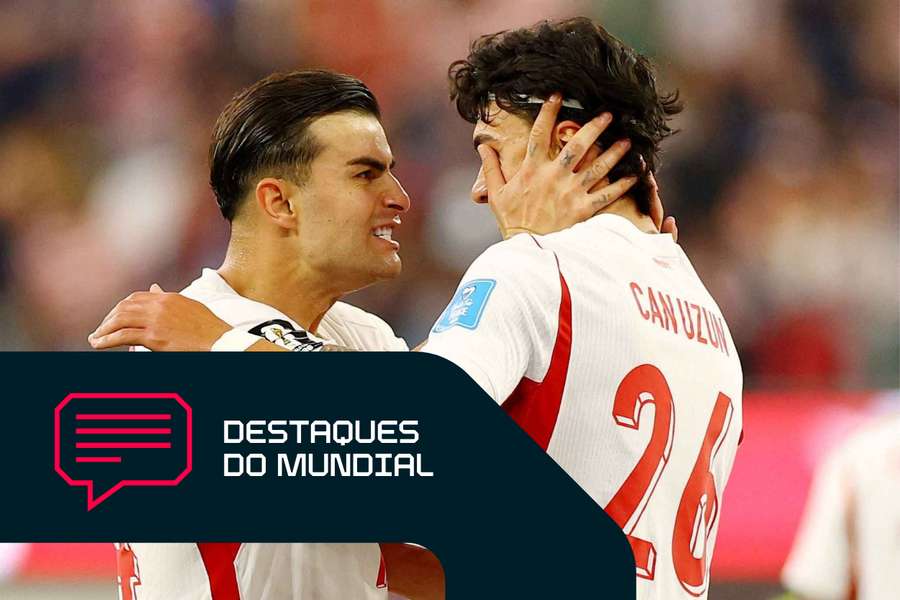 Abdulkerim Bardakci celebra com Can Uzun após o golo da vitória da Turquia