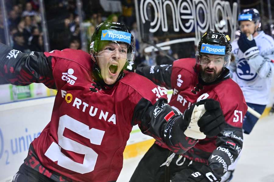 Jakub Krejčík a Roman Horák se radují z gólu do sítě Plzně.