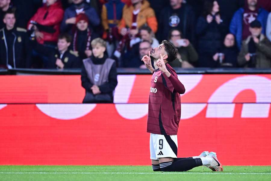Sparťan Albion Rrahmani dal Slavii gól, jednou trefil tyč a další zásah zhatil ofsajd.