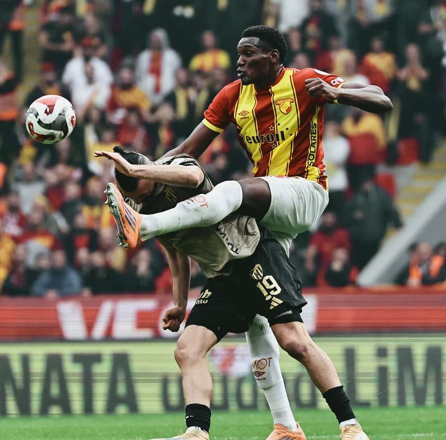 Héliton tem levado a melhor sobre os atacantes da liga turca Héliton tem levado a melhor sobre os atacantes da liga turca