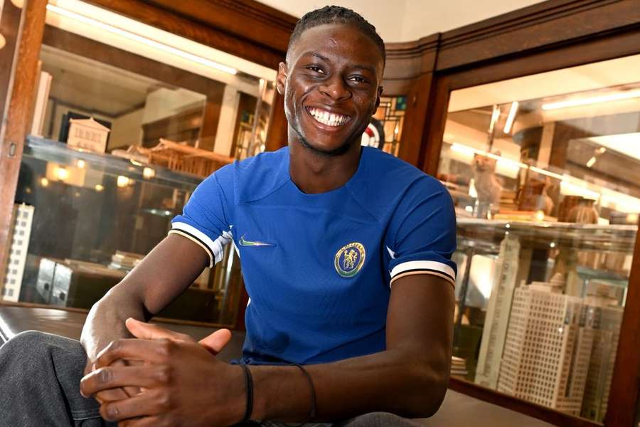 Lesley Ugochukwu já veste de azul