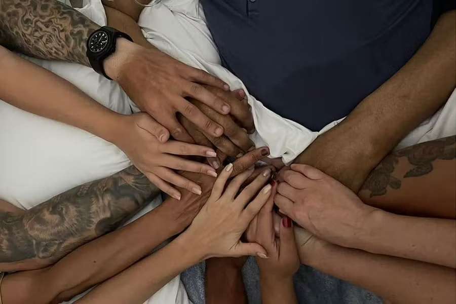 As mãos dos filhos juntas com as de Pelé