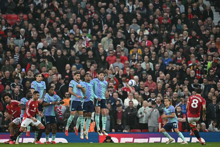 Remis wicelidera Arsenalu na Old Trafford, efektowna bramka Fernandesa. Kiwior rezerwowym