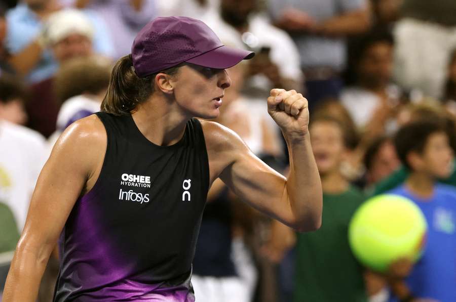 Iga Swiatek moves on in Flushing Meadows. Iga Swiatek moves on in Flushing Meadows.