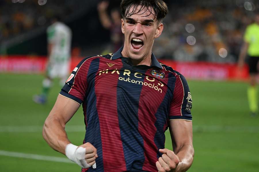 Carlos Espí celebra un gol la pasada temporada con el Levante Carlos Espí celebra un gol la pasada temporada con el Levante