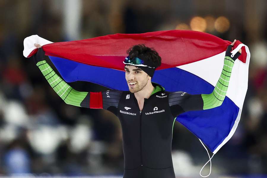 Patrick Roest juicht na de 5000 meter tijdens de eerste dag van het NK afstanden in Thialf