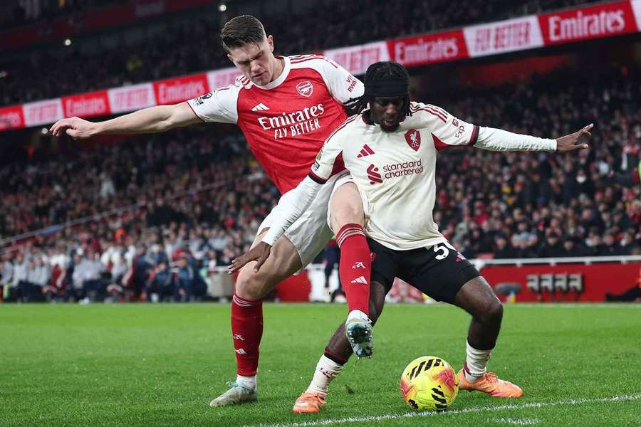 Viktor Gyokeres perante Frimpong