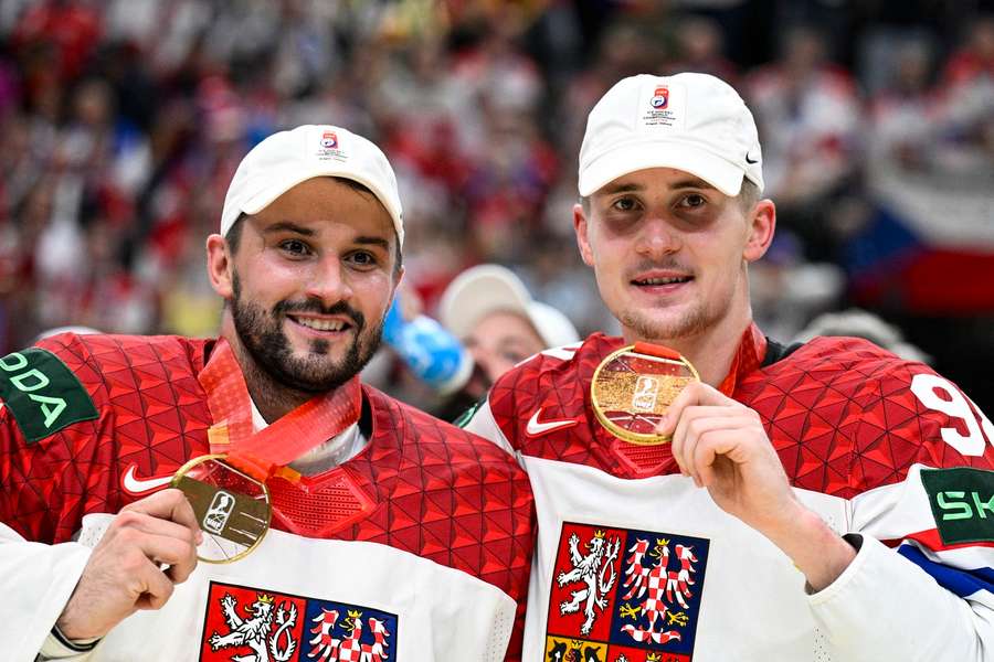 Petr Mrázek a Martin Nečas se zlatými medailemi z MS v Praze.