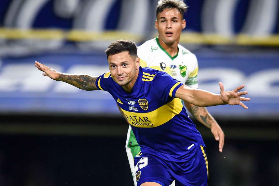 Mauro Zárate, celebrando uno de los goles que anotó con Boca Juniors
