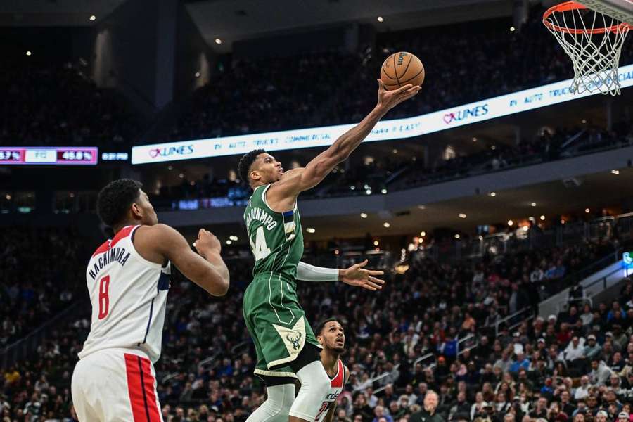 Giannis Antetokounmpo pours in career-high 55