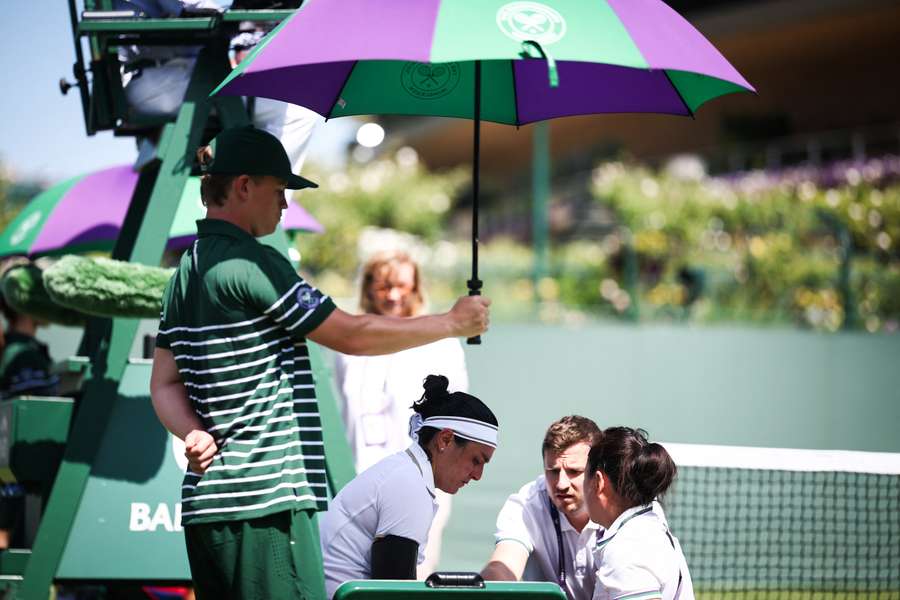 Ons Jabeur protegida do calor em Wimbledon