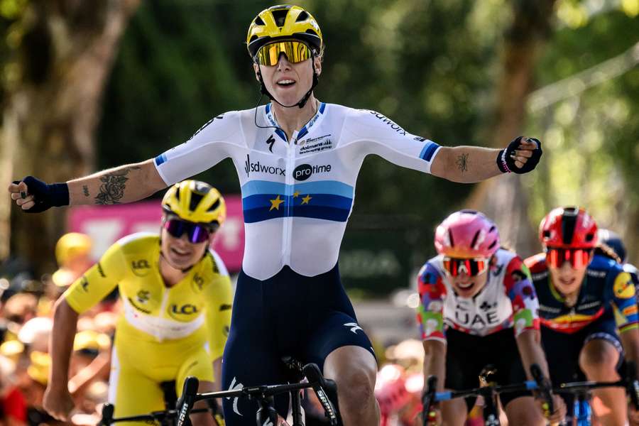 SD Worx's Dutch rider Lorena Wiebes (R) won stage three with Belgian teammate Lotte Kopecky holding the yellow jersey