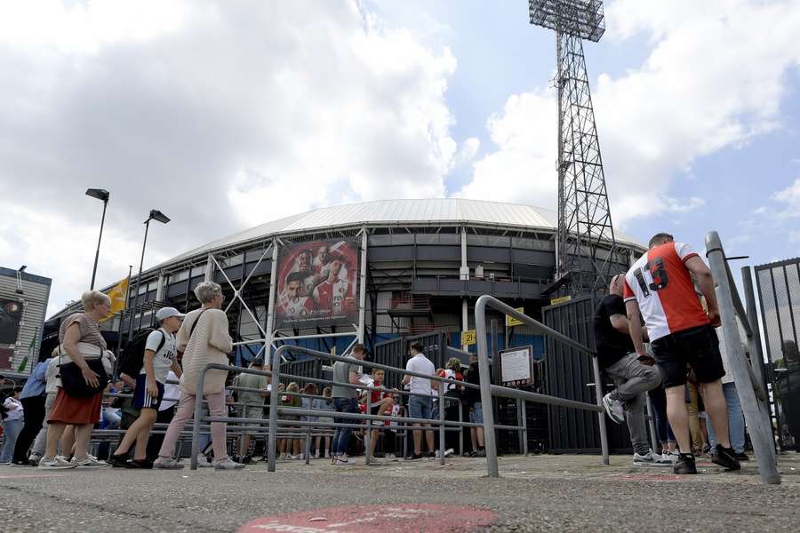 Supporters bij de Kuip voorafgaand aan de Eredivisie Vrouwen wedstrijd tussen Feyenoord en Ajax op 14 mei 2022