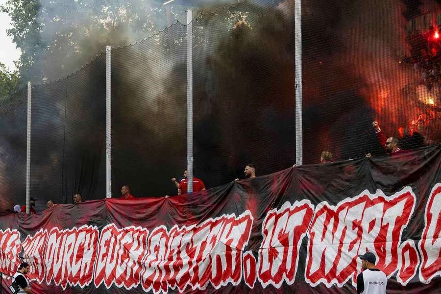 Die Lautern-Fans lieferten sich eine Schlacht mit dem Mannheim-Fanlager. Die Lautern-Fans lieferten sich eine Schlacht mit dem Mannheim-Fanlager.