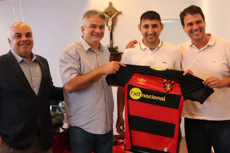 Alan Ruiz com a camisola do Sport Recife