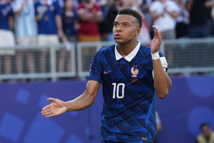 Mbappé wurde nach dem Achtelfinale gegen Paraguay üble beleidigt Mbappé wurde nach dem Achtelfinale gegen Paraguay üble beleidigt