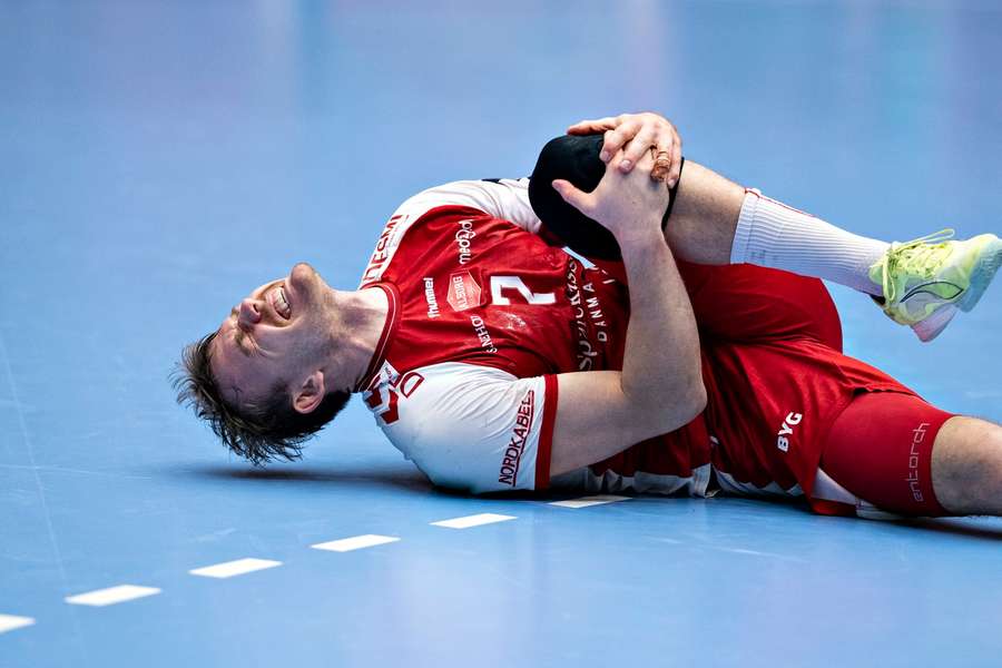 Arnoldsen in agony after breaking his shinbone