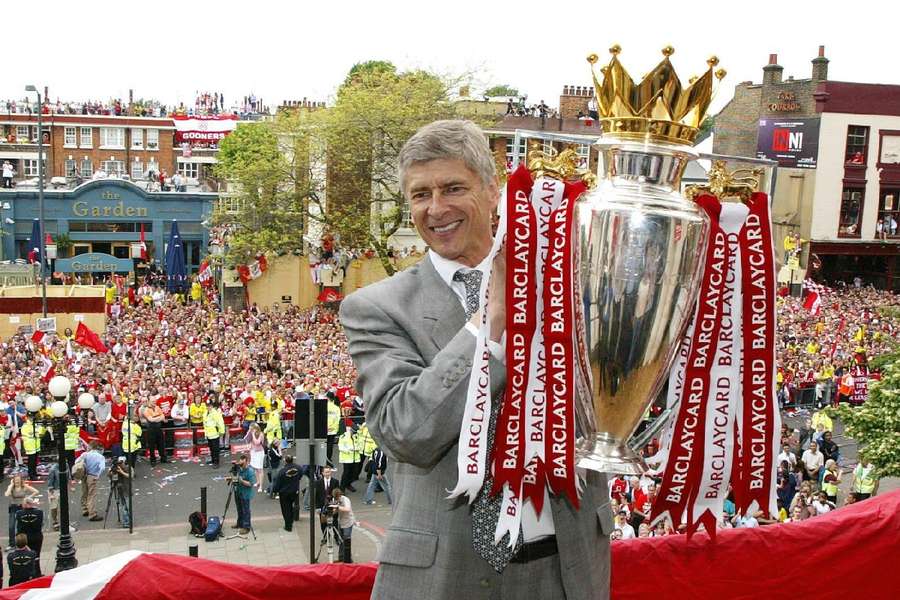 Wenger celebra la imbatibilidad del Arsenal en 2004.