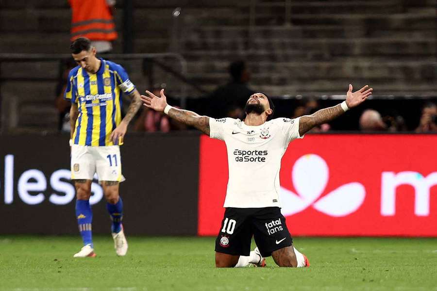 Memphis Depay celebra la victoria