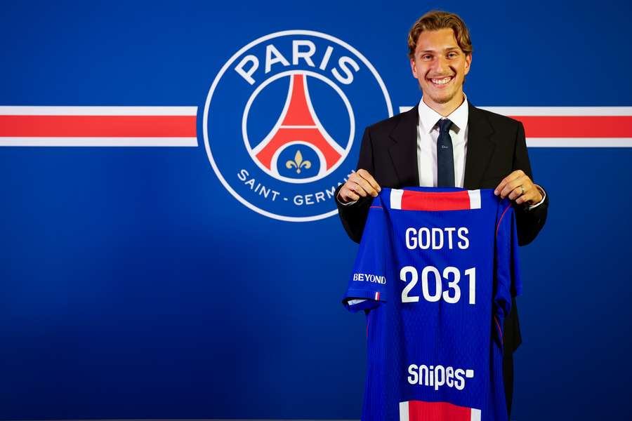 C'est officiel : Mika Godts quitte l'Ajax et s'engage avec le Paris Saint-Germain C'est officiel : Mika Godts quitte l'Ajax et s'engage avec le Paris Saint-Germain