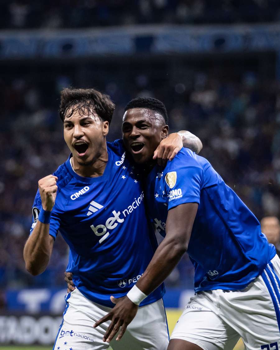 Kaio Jorge e Neyser Villarreal celebram o gol da vitória do time celeste