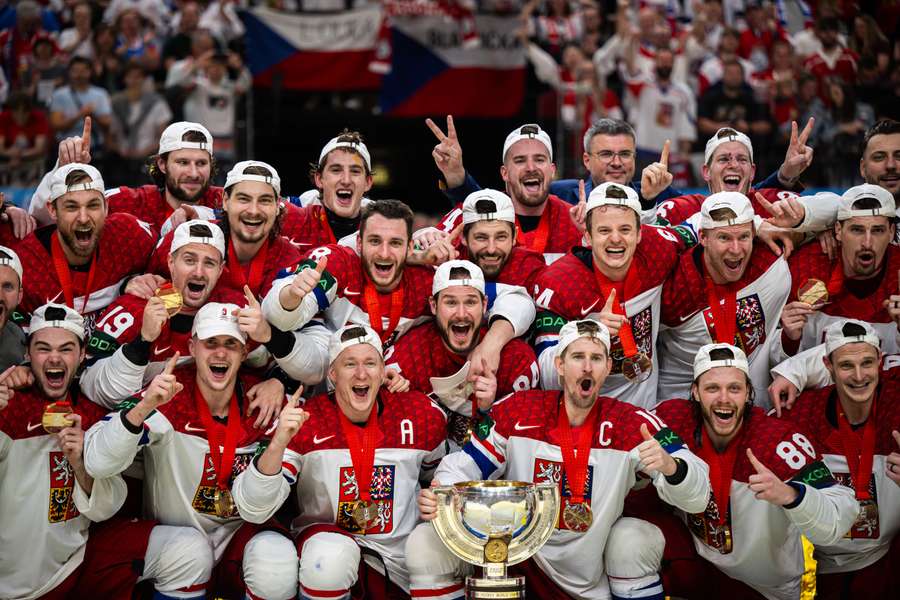 Zlatí hokejisté s pohárem pro mistry světa.