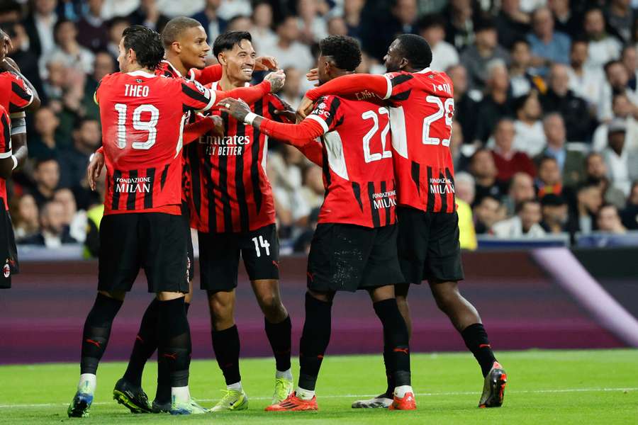 Reijnders celebra con sus compañeros el 1-3