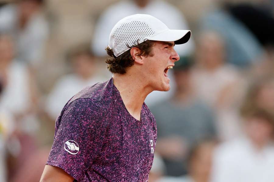 João Fonseca fez 3-0 em Pavlovic na estreia em Roland Garros João Fonseca fez 3-0 em Pavlovic na estreia em Roland Garros