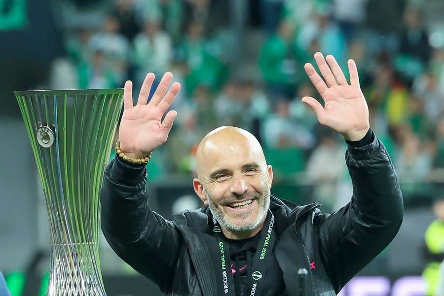 Enzo Maresca bejubelt den Conference-League-Titel.