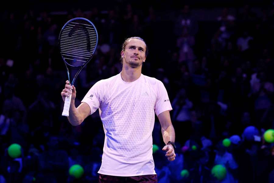 Alexander Zverev w półfinale turnieju w Wiedniu, Niemiec odbiera gratulacje Alexander Zverev w półfinale turnieju w Wiedniu, Niemiec odbiera gratulacje